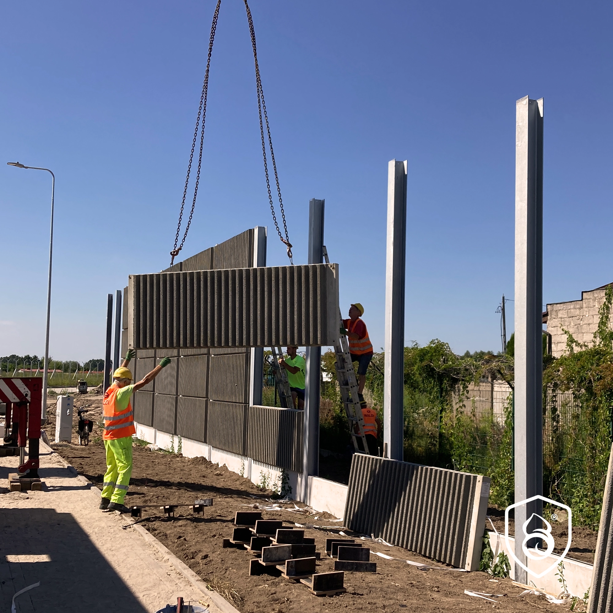 Panouri fonoabsorbante din beton utilizate în infrastructură rutieră și feroviară pentru reducerea zgomotului și protecția fonică a zonelor urbane.