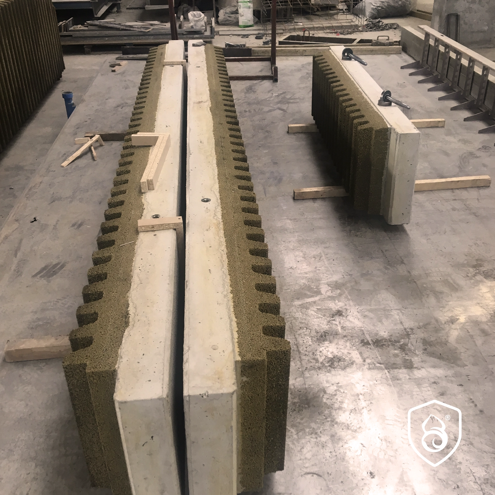 Panouri fonoabsorbante din beton utilizate în infrastructură rutieră și feroviară pentru reducerea zgomotului și protecția fonică a zonelor urbane.