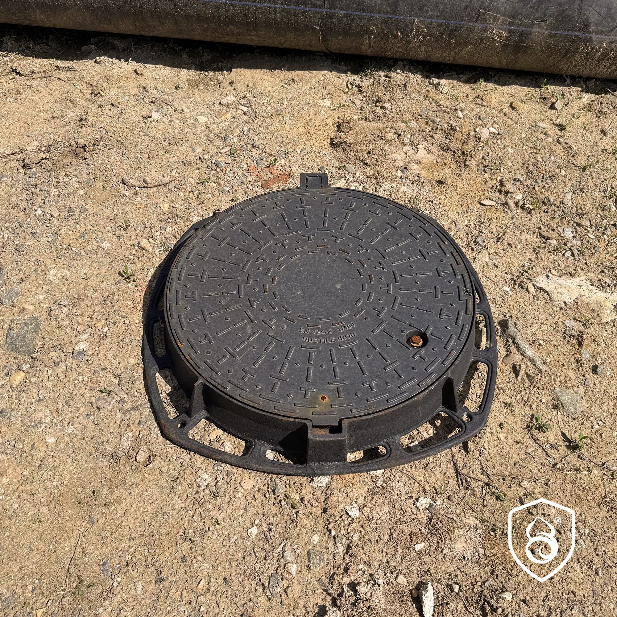 Capace din fontă pentru cămine de canalizare și infrastructură urbană. Soluții durabile și rezistente pentru protecția rețelelor subterane.