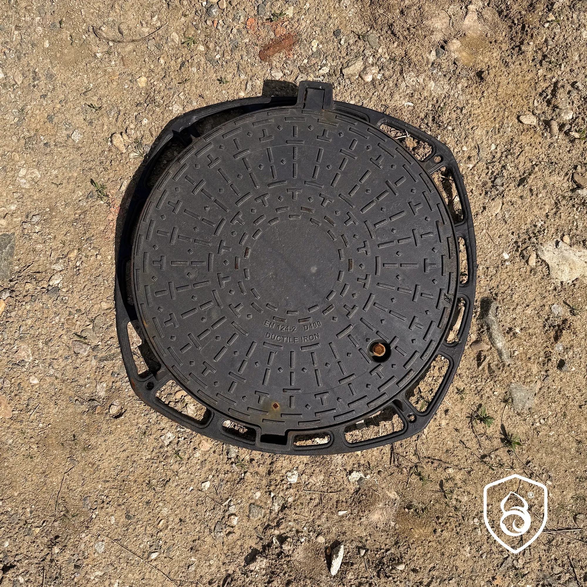 Capace din fontă pentru cămine de canalizare și infrastructură urbană. Soluții durabile și rezistente pentru protecția rețelelor subterane.