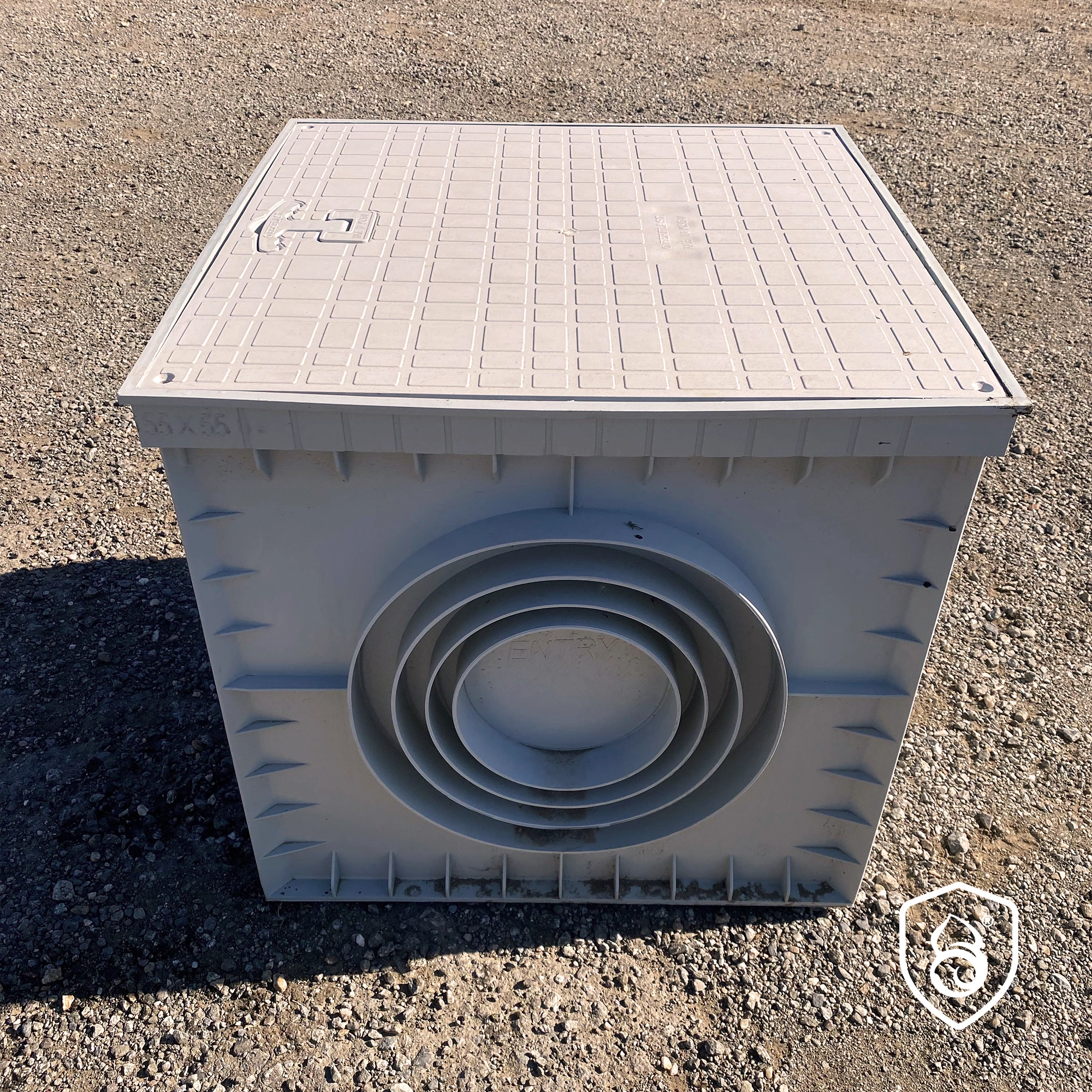 Cutie de conexiuni electrice din PVC sau PP, ideală pentru protejarea cablurilor în instalații interioare și exterioare. Etanșă, sigură, rezistentă.