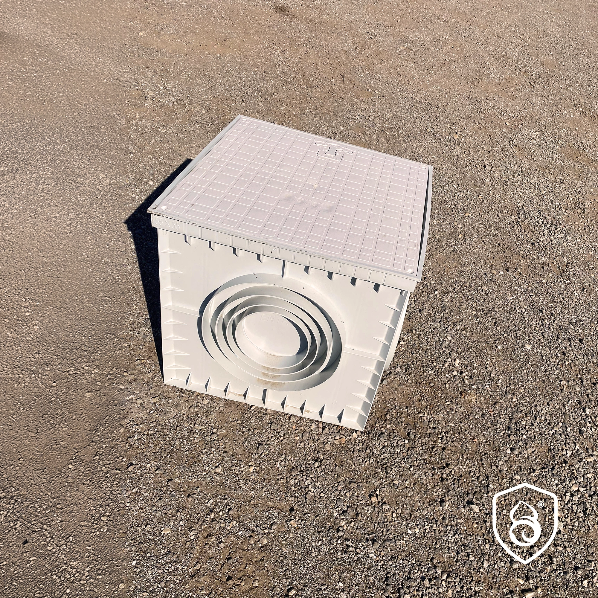 Cutie de conexiuni electrice din PVC sau PP, ideală pentru protejarea cablurilor în instalații interioare și exterioare. Etanșă, sigură, rezistentă.