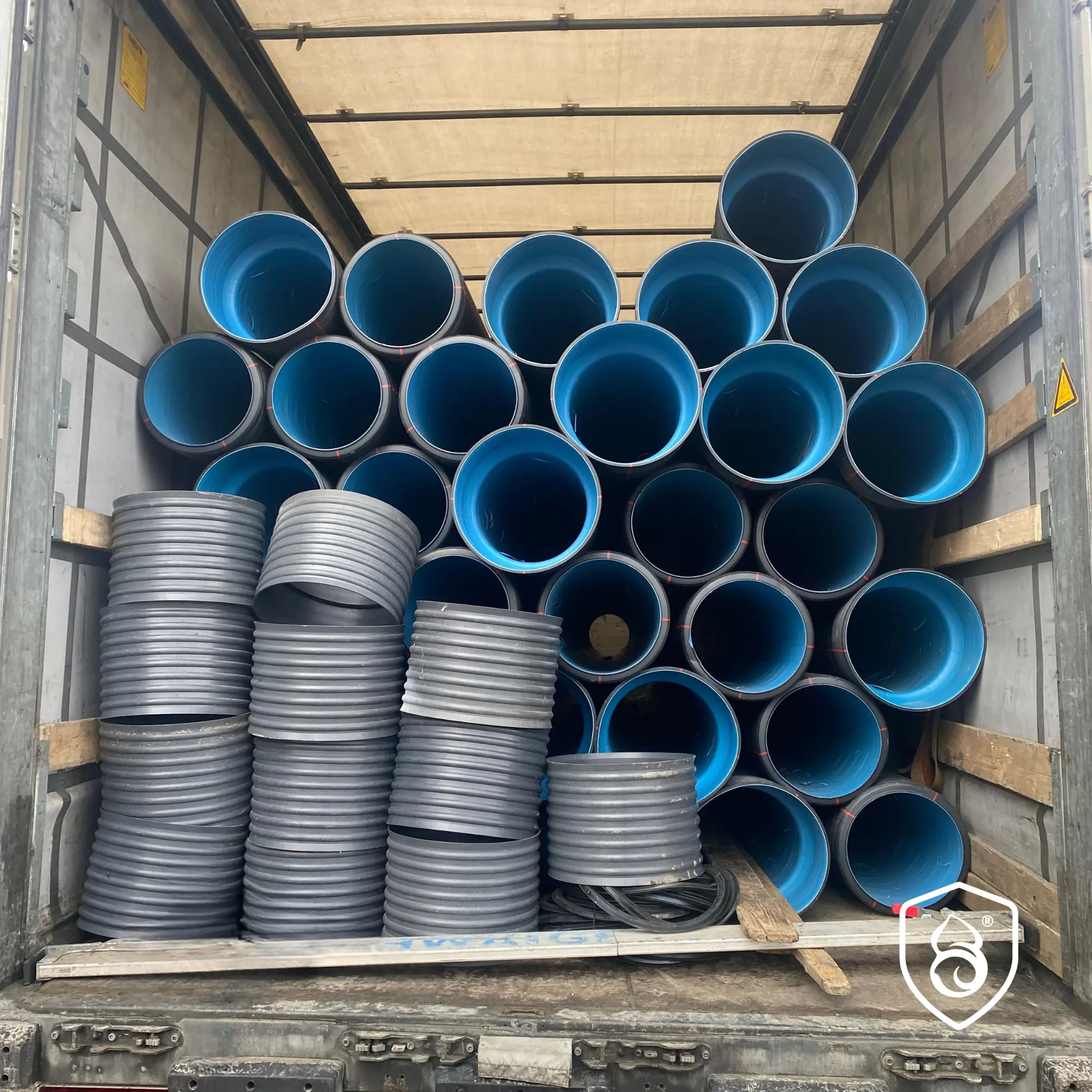 Mufe pentru țevi corugate, SN4, lungime 0,3 m, disponibile OD40–OD630. Ideale pentru drenaj, canalizare și protecție cabluri.